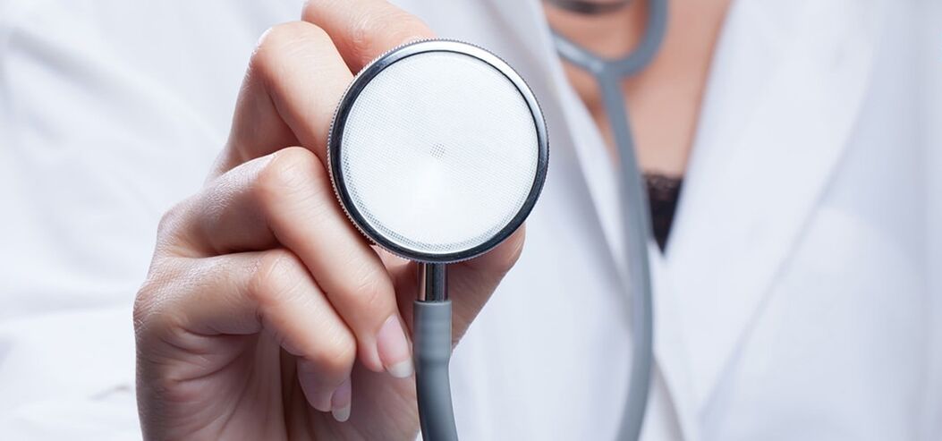 Un dottore con uno stetoscopio