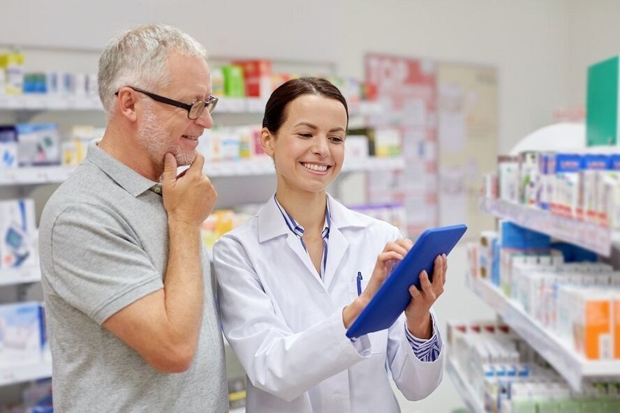 Il medico prescrive farmaci antiparassitari a un uomo